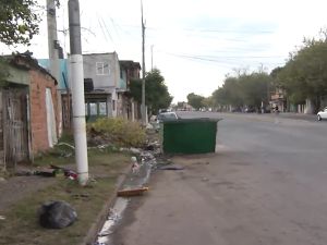 Una mujer abrió la puerta de su casa y le dispararon