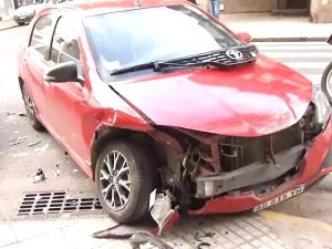 Fuerte choque entre dos autos: importantes daños materiales pero sin heridos