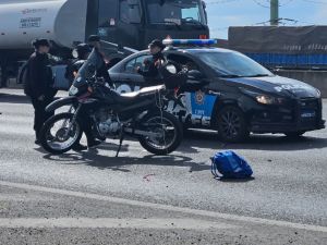 Grave siniestro vial en Circunvalación: un motociclista herido tras chocar con un auto
