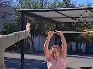 Una mujer sufrió una agresión brutal en la puerta de su casa