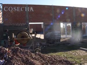 Colapsó el tinglado de una obra en construcción y cayó sobre un obrero