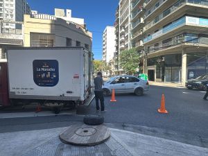 Una camioneta perdió una rueda y quedó varada en medio de la calle