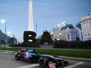 El Obelisco fue el escenario para la presentación del Fórmula 1 que conducirá Colapinto