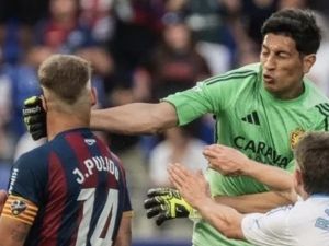 Histórica sanción para Esteban Andrada en España: 13 fechas por una agresión en el clásico aragonés