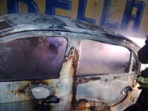 Un auto quedó destruido por el fuego en medio de la tormenta en zona oeste
