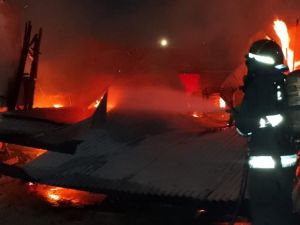 Tres incendios causaron pérdidas totales y daños en un supermercado de Rosario