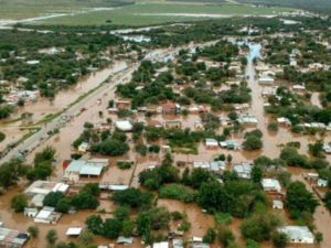 Temporal en Tucumán: el desborde del río Chirimayo obligó a evacuar familias en Alpachiri