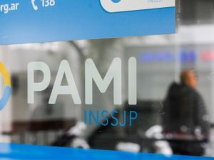 Crisis en PAMI: afiliados enfrentan demoras, copagos y recortes en la atención médica