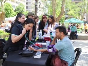 UNR en Acción: salud gratuita para vecinos y mascotas en la Plaza Montenegro