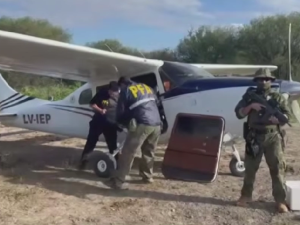 Golpe al narcotráfico en Santa Fe: secuestran una avioneta con 400 kilos de cocaína