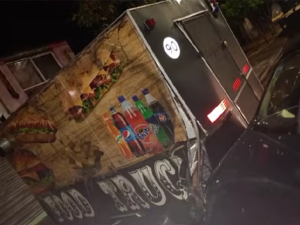 Iba con dos pasajeros y chocó contra un carrito de comidas
