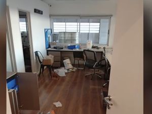 Robo en un local de Roldán: delincuentes desactivaron la alarma y se llevaron computadoras y televisores
