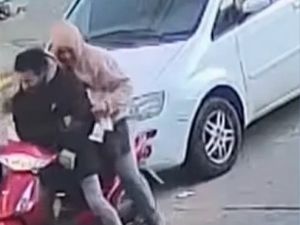 Dos delincuentes robaron las patentes de un auto en segundos y quedó grabado