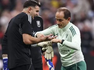 Preocupación por Emiliano “Dibu” Martínez: sufrió una fractura en un dedo de la mano derecha durante un partido en Europa
