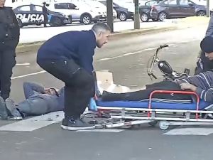Choque entre una moto y una bicimoto en Cuatro Plazas: dos heridos y el testimonio de la madre de uno de los involucrados