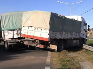 Doble siniestro vial en Circunvalación: una moto chocó contra un camión y otro transporte terminó incrustado en el guardarraíl