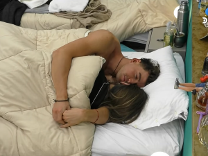 Lola y Manuel pasaron la noche juntos y Gran Hermano les pidió consentimiento en plena madrugada