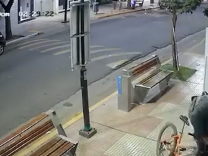Se colgó, palanqueó la puerta y robó
