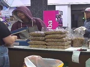 Robo y amenazas en un pet shop del centro