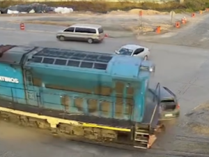 Imprudencia en el paso a nivel: un tren embistió a una camioneta en el límite entre Gálvez y Alvear