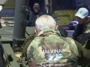 Veteranos de Malvinas reparten comida caliente a personas en situación de calle