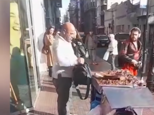 Un peatón y un vendedor ambulante a las piñas en el centro