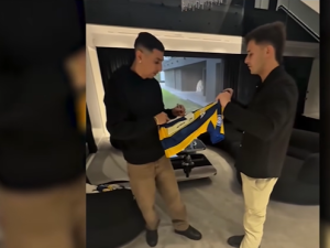 Un coleccionista leproso visitó a Ángel Di María y se llevó camisetas firmadas en su propia casa