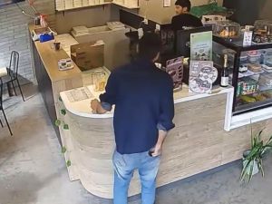 Entró a pedir ayuda en una heladería y volvió para robar