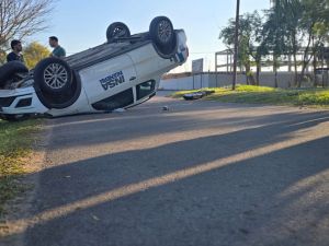 Perdió el control después de un choque y volcó