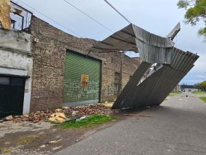 El fuerte temporal arrancó el techo de una vivienda y quedó suspendido sobre cables
