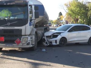 Siniestro vial en Ruta 9: un auto chocó contra un camión de combustible