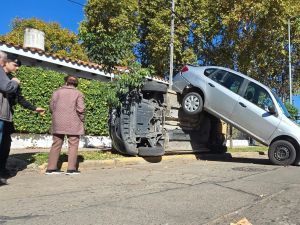 Confundió el pedal del freno con el acelerador y chocó contra una camioneta estacionada