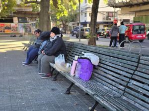 Perdieron sus trabajos y hoy viven en una plaza con su hijo y su mascota