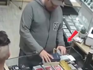 Fingió ser un cliente, distrajo al vendedor y robó un celular en segundos