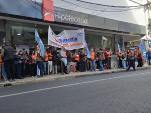 Bancarios realizaron un paro ante el cierre de sucursales y despidos