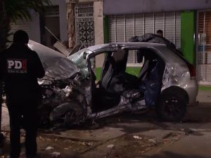 Perdió el control, chocó contra el frente de una vivienda y murió horas después