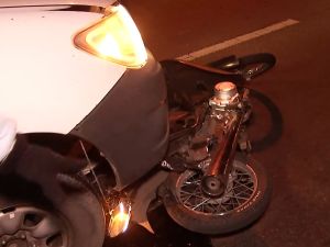 Fuerte choque en Circunvalación y Uriburu: murió un motociclista tras chocar contra un camión