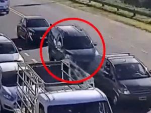 Brutal choque en Funes: embistió a un motociclista, escapó y lo encontraron gracias a las cámaras