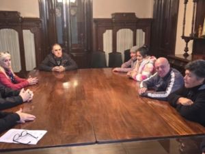 “No somos todos iguales”: el testimonio de una cuidacoche ante la posible prohibición de la actividad