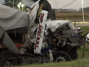 Choque entre camiones en la autopista Rosario-Buenos Aires
