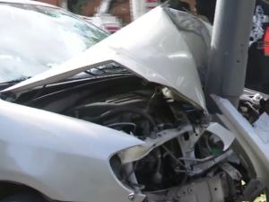 Una mujer se descompensó y chocó contra una columna