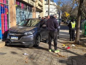 Choque entre dos autos: ambos vehículos terminaron sobre la vereda