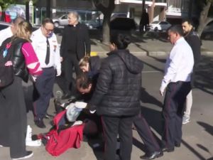 Fuerte siniestro vial entre un auto y una moto: bomberos que iban a un casamiento asistieron al herido