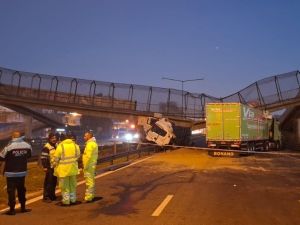Un camión derriba un puente peatonal en la Panamericana y provoca corte en la Ruta 9