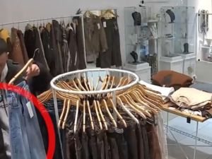 Simuló ser un cliente, distrajo a la empleada y robó un celular