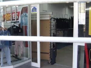 Robo en un local de ropa recién inaugurado: forzaron la reja para ingresar