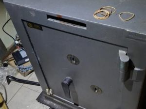 Intentaron abrir una caja fuerte en un local de pagos