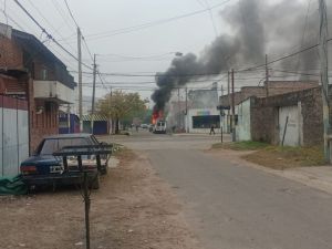 Ardió en llamas una trafic en zona noroeste: investigan si fue intencional