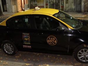 Comenzaron a circular los primeros taxis con publicidad