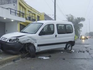Choque múltiple en Mendoza y Donado: tres vehículos involucrados